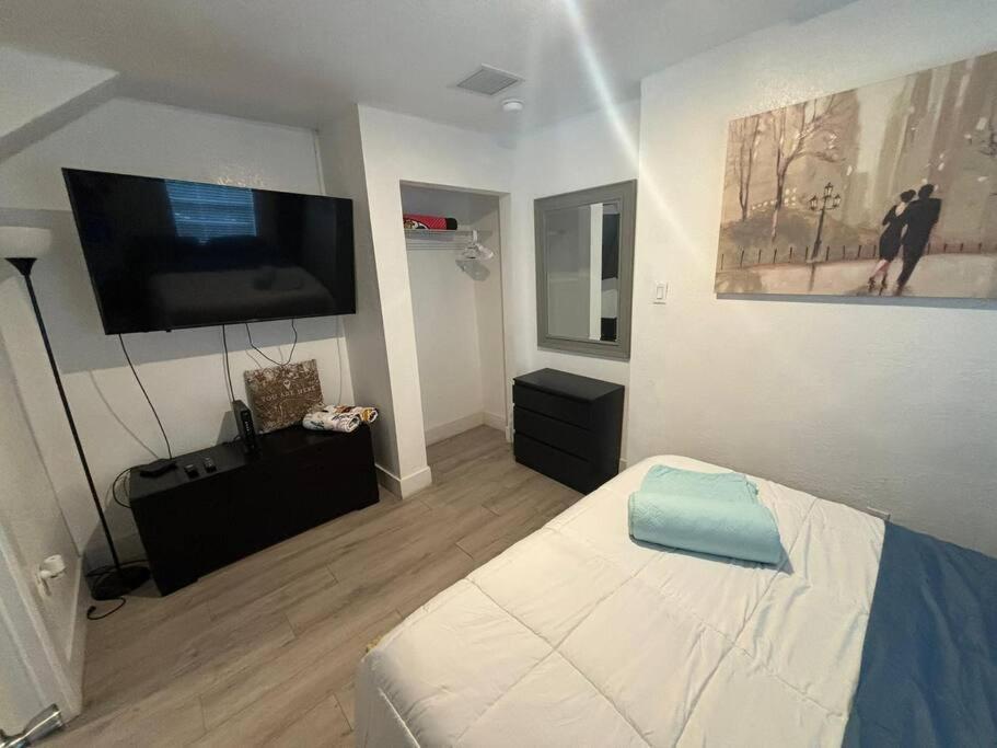 Quiet & Centrally Located House - Private Parking, Laundry And Storage For Luggage Майами Экстерьер фото